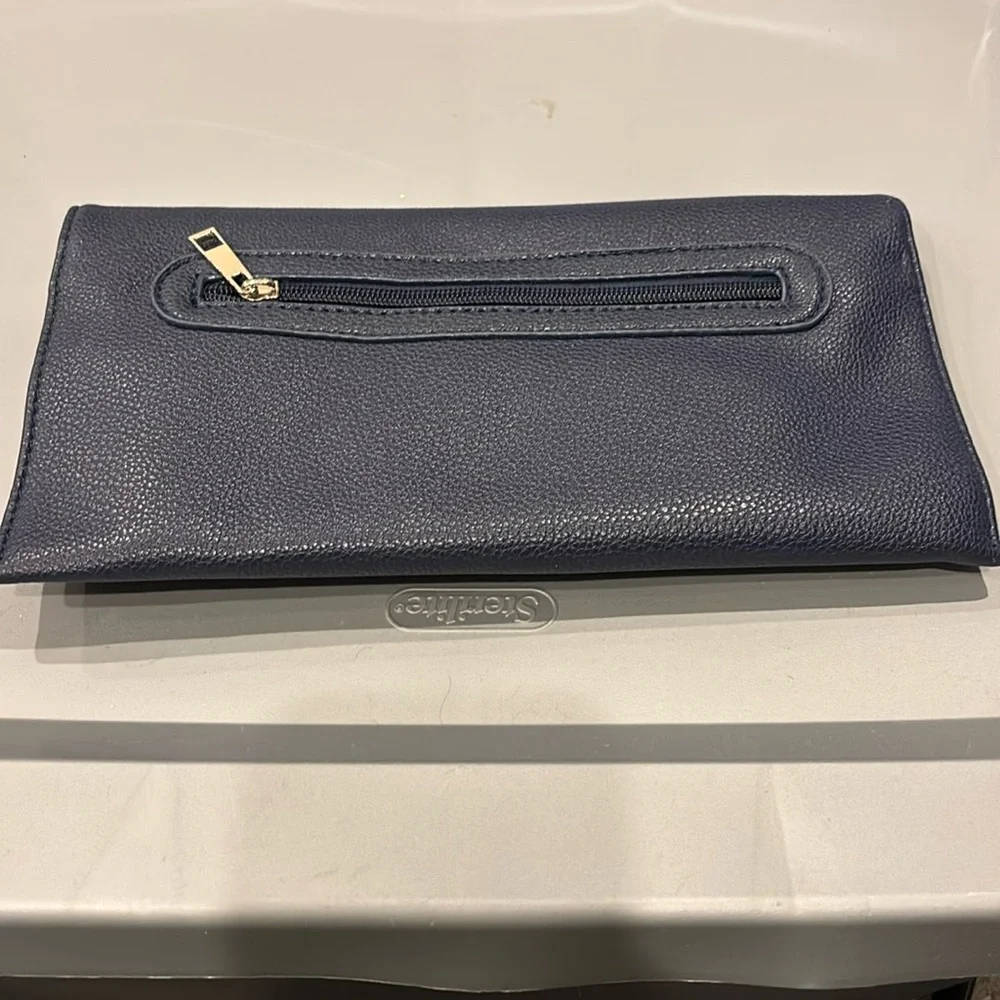 - 2Chique Boutique Women's Kiss Mark Navy Blue Clutch